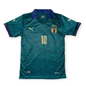 Italien Landslagströja, Insigne#10, Strl M - Helt ny, högkvalitativ replika  Storlek: M Pris: 299kr Leverans: Skickas inom 24 timmarObservera: Begränsat antal i lager – först till kvarn gäller  