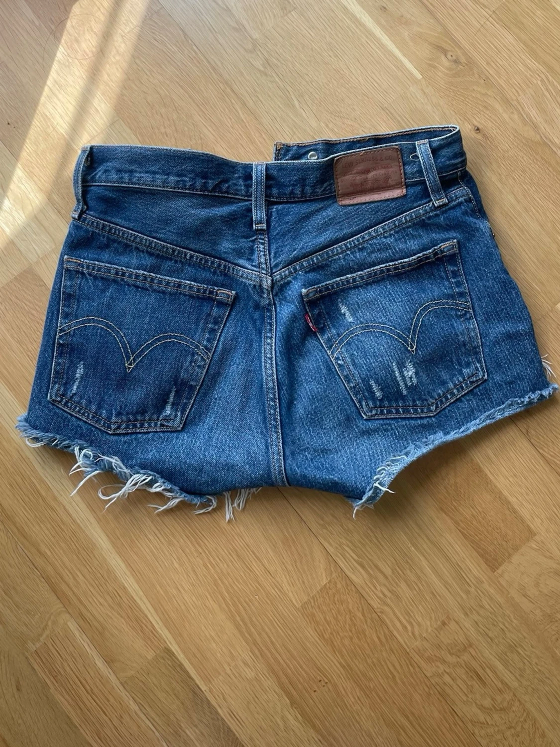 Levi's blå jeansshorts med fransar