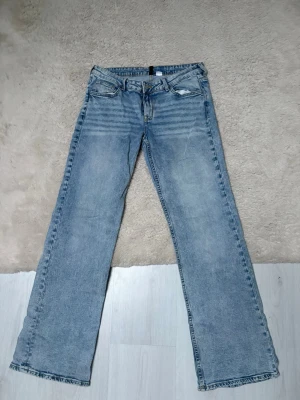 Ljusblå bootcut jeans - Säljer ett par ljusblå jeans bootcut med låg-mellan midja. Använda ett par gånger men är i väldigt fint skick 😊Nypris 250💗💗passar mer som en storlek 40💗