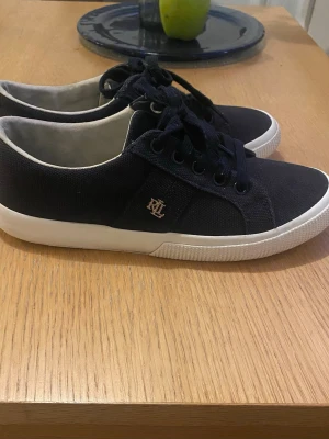 Mörkblå Ralph lauren skor - Snygga mörkblå sneakers från Ralph Lauren , använda några gånger , låda finns 
