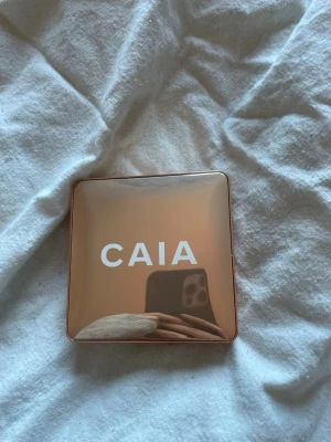 CAIA highlighter i champagnefärg - Använd lite men mycket kvar och i bra förvar 