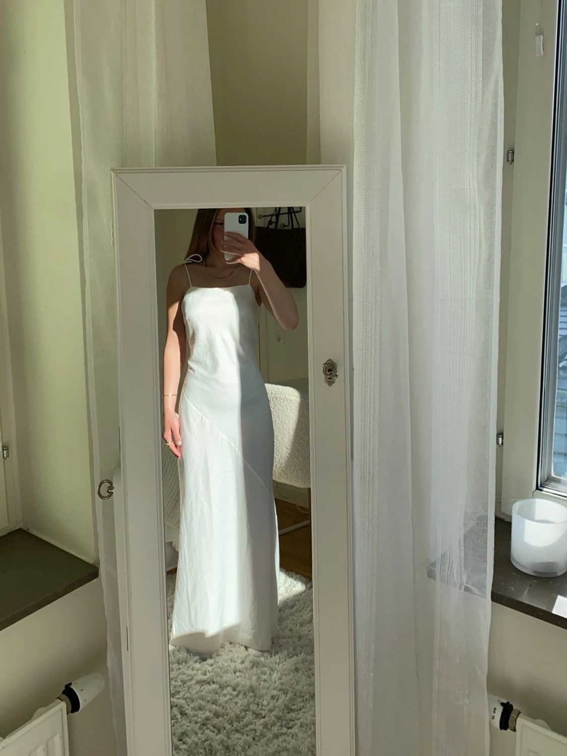 Vit långklänning med fina detaljer  - 1