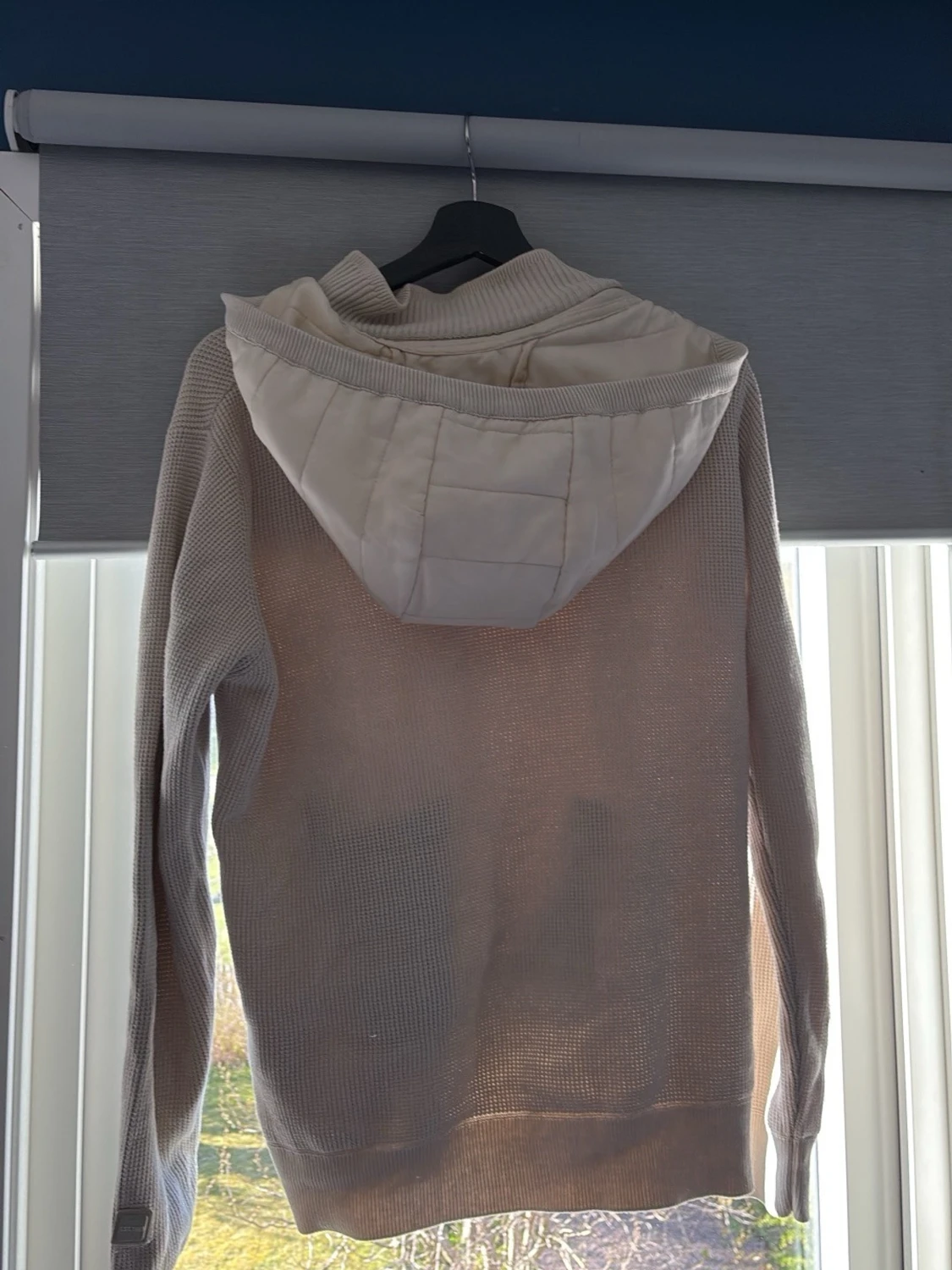 Beige hoodie med dragkedja och huva