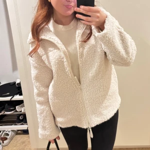 Gina Tricot Pile zip jacket - Vit teddyjacka från Gina Tricot, använd vid endast enstaka tillfällen och skicket är som nytt 🤍