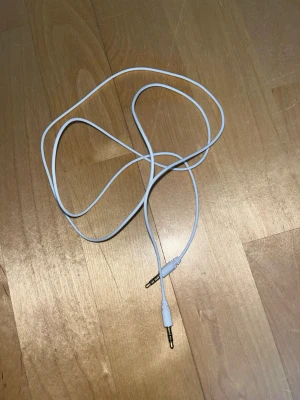 AUX-piuha - Valkoinen pitkähkö kuuloke tms johto. Noin 120 cm pitkä. Eläintalous MMM Katsothan myös muut ilmoitukseni Tarjoa 
