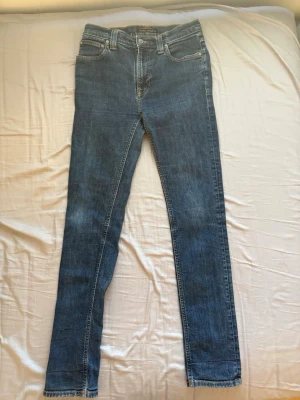 Nudie Jeans - Blåa jeans från Nudie Jeans, storlek W30 L32, inga defekter