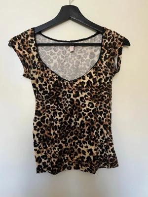 Leopardmönstrad topp från Nelly - Söt topp i leopard med urringning, från Nelly