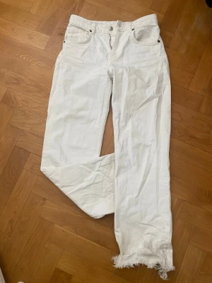 Vita jeans - Säljer ett par vita vida jeans från Zara, storlek 34. Avklippta där nere pågrund av att dom var för långa för mig.