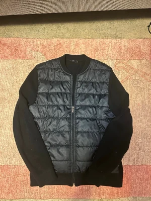 Hechter Paris cardigan  - Säljer denna riktigt snygga mörkblåa hechter paris cardigan i storlek L, sitter även super bra på M, använt bara några gånger, kvitto finns! Ny pris på denna är 2500kr. Pris kan diskuteras!! Tveka inte att skriva!!