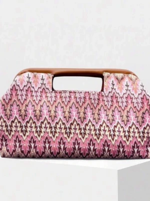 Mönstrad rosa clutch sommar helt ny utan prislapp - Unik handväska med färgstarkt mönster i rosa, beige och brunt. Väskan har ett rektangulärt handtag och är tillverkad i textil med ett retroinspirerat zigzag-mönster. Perfekt för dig som gillar att sticka ut och vill ha en cool accessoar.