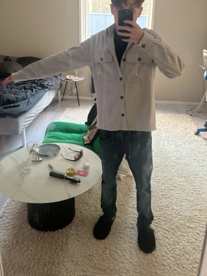  overshirt från jack&jones   - Säljer en stilren grå overshirt från Jack & Jones. Den har långa ärmar och knappar framtill samt två bröstfickor med knappar. Det är storlek xs men jag tycker det är väldigt stor i storleken. Perfekt nu när de varma vädret rullar fram. Priset går alltid att diskutera😊