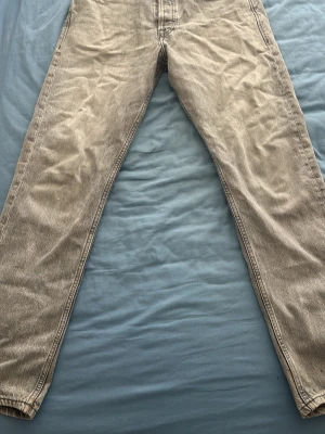 Grå jeans från Jack&Jones 30/32 - Säljer ett par grå jeans från Jack&Jones. Perfekt för dig som gillar en avslappnad och stilren vibe. Storlek 30/32