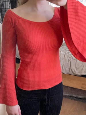 Fin topp från bikbok med vida ärmar - Fin röd topp från bikbok i stl XS med vida ärmar🩷