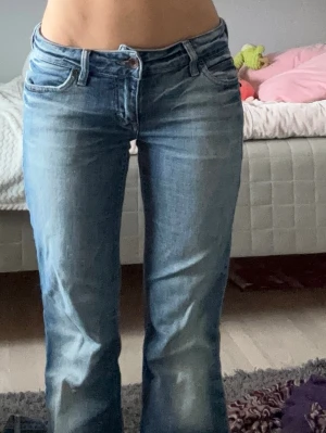 Blå bootcut jeans från Levi's - Säljer ett par lågmidjade byxor från ONLY. Endast använda några få ggr🥰Jag postar på samma dag som du köper🥰