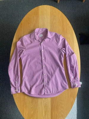 randig skjorta från Lacoste - Randig Lacoste skjorta som nästan inte har några tecken på användning. Storlek 39