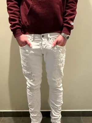 Vita dondup jeans - - Ett par fetavita Dondup jeans med snygga slitningar  - Modell george skinny  - W31 -  - Skick 8/10 (hål i ena fickan) modellen är 176cm väger 65kg 