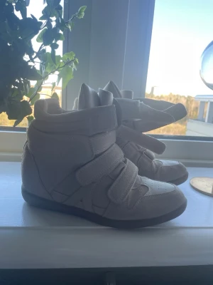 Beige höga sneakers med kardborre - Bekett skor eller va d nu heter från gina super nice o allt men blir förr lång med dom på