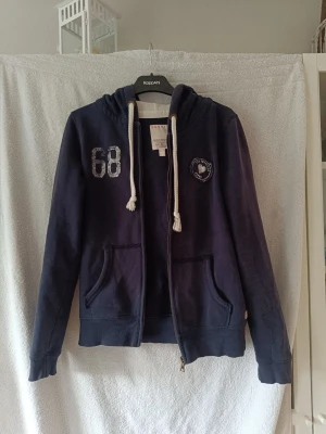 Esprit hoodie S - En snygg hoodie från esprit i storlek M, den är liten i storleken så sitter som en S. Mycket bra skick! 