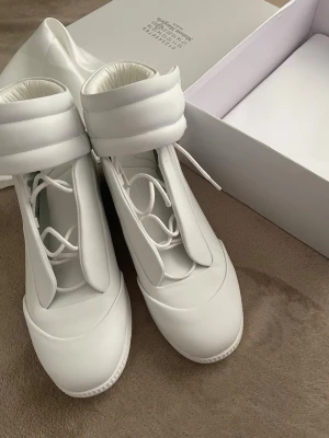 Masion Margiela skor - Säljer one of a kind Masion margiela skor i storlek 43 de är helt nya! 🤩 De är perfekt att ha på sig till sommaren, passar perfekt till dig som vill ha unika skor 😉 hör av mig vid frågor vet ja 😀(designer skor)