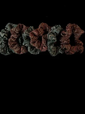 Handgjorda Zig-zag/Missoni inspirerade scrunchies - Så fina handgjorda scrunchies & rosettsnoddar!😍 Priser: scrunchies: 50 kr st, rosettsnoddar: 40 kr/st. Finns i rosa och blått mönster. Beställningar görs enklast via vår instagram - Zoni_uf. Frakt är gratis där!‼️ 