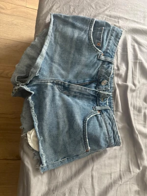Blå jeansshorts  - Snygga blå jeansshorts säljer då jag knappt hunnit använda dom när jag mest haft kjolar på sommaren. Stolek M jättefina 💕inget fel på alls 