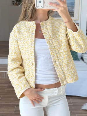 Ljusgul vårjacka  - Storlek 164 ~ XS, passar dig under 165cm lång. Skickas inom 24h. Se liknande plagg i min profil! 