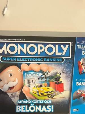 Monopoly Super Electronic Banking - Jag säljer ett Monopoly Super Electronic Banking i mycket fint skick, nästan som nytt då det bara är använt en gång. Allt fungerar som det ska och alla delar finns med. Perfekt för familj eller vänner. Finns att hämta i Södertälje eller Örebro.