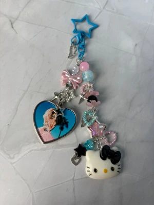 LIL PEEP - charm keychain - ⭐️LIL PEEP charm keychain ⭐️ ✨🤍 FREEBIES (godis & random stickers) ingår i alla beställningar över 70kr 🤍