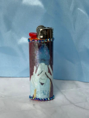 BLADEE//THREE - lighter - ⭐️1st Refillable BIC MAXI LIGHTER med wrap & rhinestones ⭐️ ✨🤍 FREEBIES (godis & random stickers) ingår i alla beställningar över 70kr 🤍