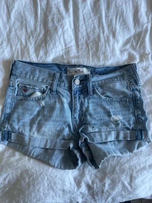 Jeansshorts från Hollister  - Söta! Midja tvärsöver: 37 cm ❤️