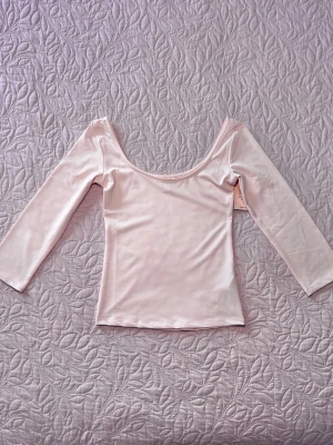 Nelly - deep scoop neck halfsleeve top - Ljusrosa topp från Nelly, modell “Deep Scoop Neck Half Sleeve Top”, i storlek S.  Mjuk och stretchig kvalitet. Helt ny och oanvänd med prislapp kvar!