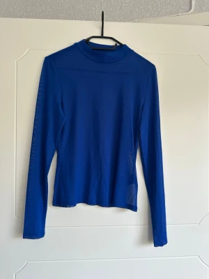 Tröja - Blå tröja i mesh/meshliknande tyg. Använd max två gånger