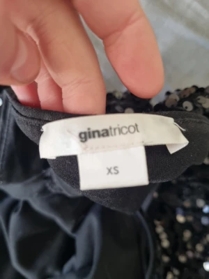 Festlig svart glitter topp - Super fin svart glitter topp från Gina använd 1 gång.