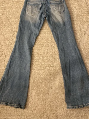 Low waist jeans - Jag säljer dessa low waist jeans från Gina Tricot, +14 avdelningen. Jag har använt jeansen 2 gånger och känner att de inte passar mig ❤️ Dessa jeans ser mörkare ut i bilden än i verkligheten. De är i storlek S, skriv för mer info!! ❤️(Kan sänka pris lite också) 