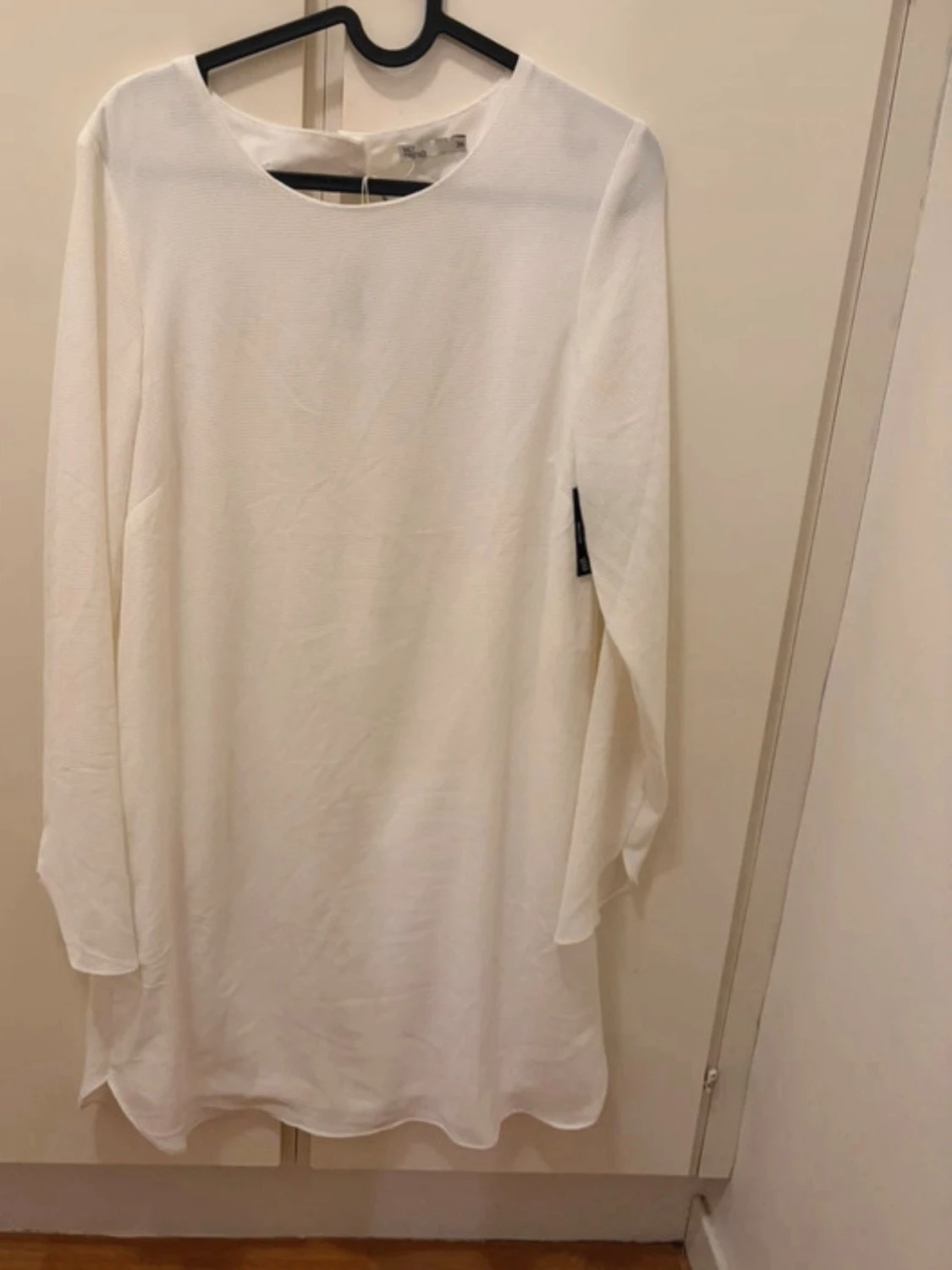 Vit långärmad klänning NLY Trend