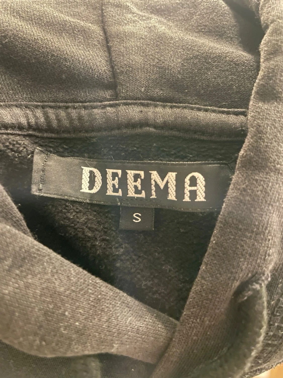 Svart hoodie från Deema med tryck - 1