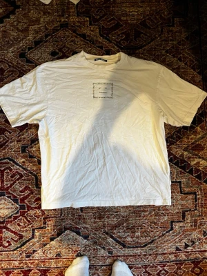 Acne t-shirt med diamanter - Snygg t shirt från Acne med en logga gjord i diamanter. OBS! Det saknas 3 stycken diamanter men dessa är gjorda i plast och finns att köpa på de flesta hobbybutiker. En enkel fix alltså!