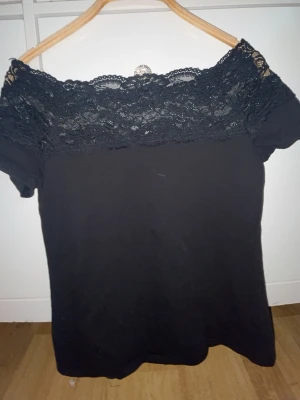 Spets t shirt  - Säljer denna söta t shirten som jag fått men den har inga lappar men skulle säga att storleken är s-m 