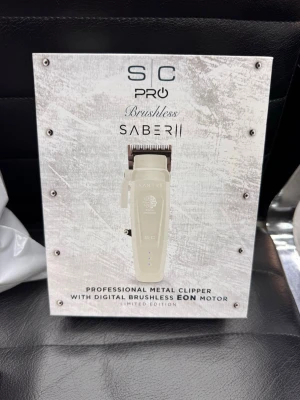 SC Pro Saber II hårtrimmer - Säljer en SC Pro Saber II hårtrimmer med digital borstlös EON-motor. Trimmern är i metall och har en stilren ljus design. Levereras i originalförpackning med laddningsstation. Begränsad upplaga. HELT NY OÖPPNAD 