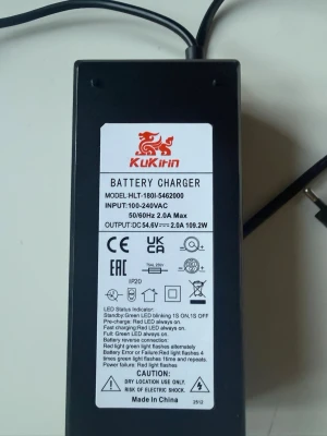 Kugoo KuKirin g2 PRO g2 master - Svart batteriladdare från KuKirin, modell HLT-1801-5462000. Passar till elfordon med 54.6V batteri och har en maxeffekt på 109,2W. Utrustad med tydliga LED-indikatorer och lång kabel för smidig laddning. Tillverkad i plast.