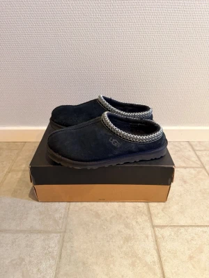 Uggs skor låga - Ett par sköna och stilrena skor från uggs, storlek 41