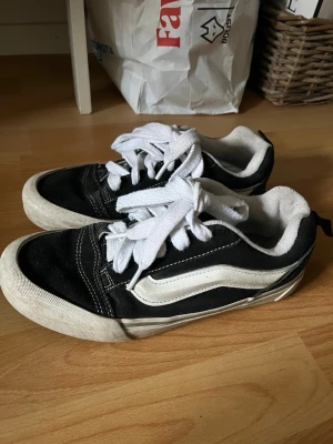 Svarta vans knu skool shoes - Ett par svarta ”chunky” vans i storlek 39
