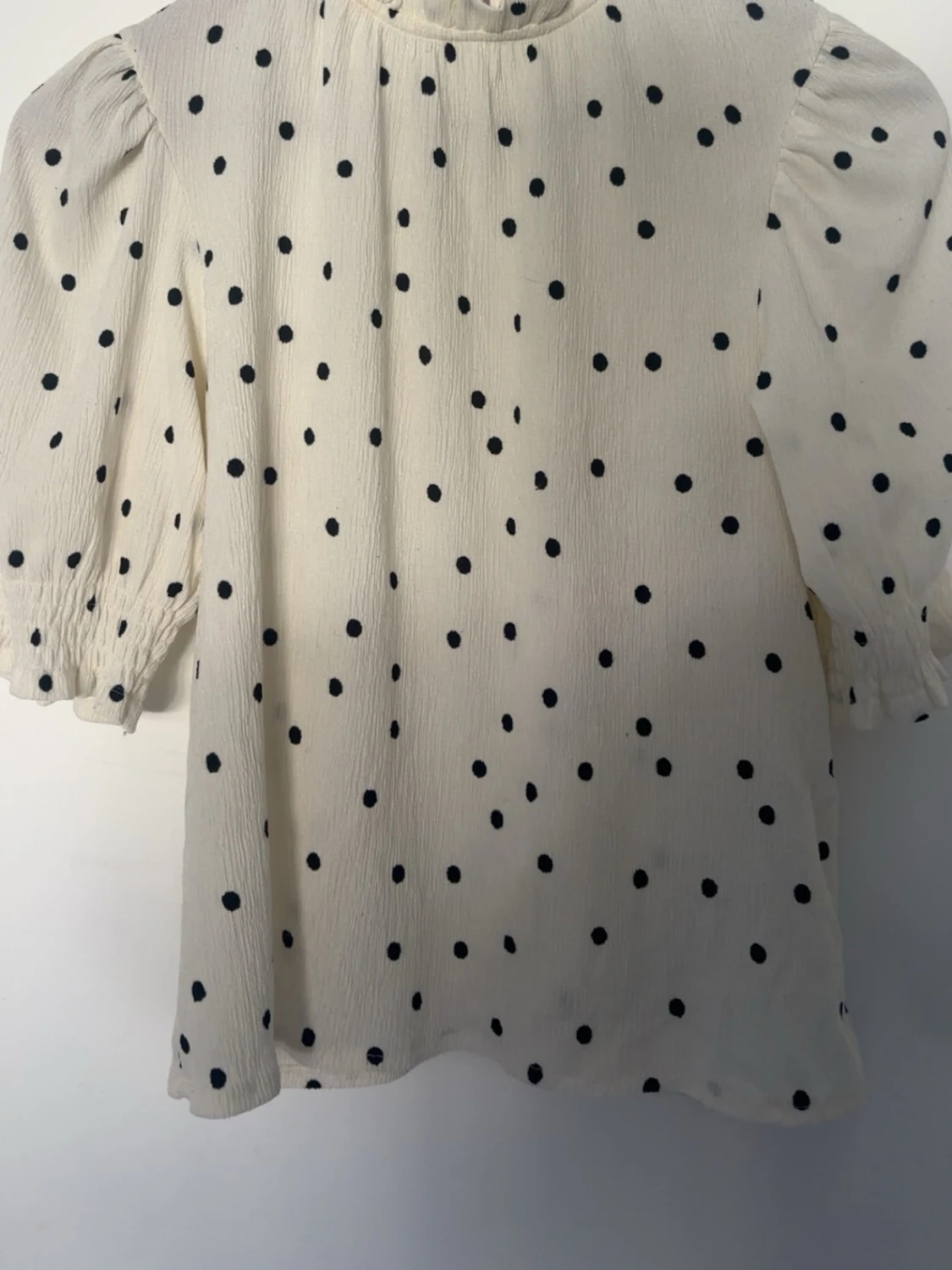 Prickig blus från Holly & Whyte