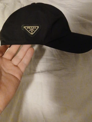 Svart keps  - Svart keps med silver logga perfekt för att matcha outfits med 