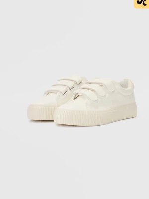 Vita sneakers med kardborreband - Stilrena vita/beige sneakers med tre kardborreband och chunky sula. Skorna har en låg profil och är tillverkade i syntetmaterial med en beige detalj på hälen. Perfekta för dig som gillar enkel och clean stil.