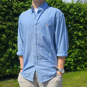 Ljusblå Ralph Lauren skjorta - Stl L, Custom fit - Hej säljer en snygg Ralph Lauren skjorta I färgen ljusblå. Perfekt till sommaren! 🏖🏝 Skick: 9/10. Stl: L, Custom fit. Hör av dig om du har några frågor.  🤗