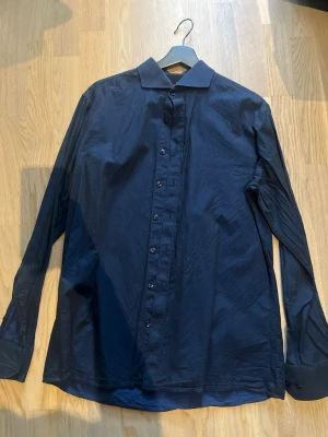 Mörkblå skjorta från Ernst Alexis - Mörkblå skjorta från Ernst Alexis. Bra skick. Nypris 1200kr.