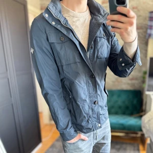 J.lindeberg field jacket  - Mycket bra skick, inga defekter! Passar dig som är mellan 170-180cm ungefär. Modellen är 185 cm, 75kg. Sänkta priser på köp av fler varor! Skriv för mer information🤝
