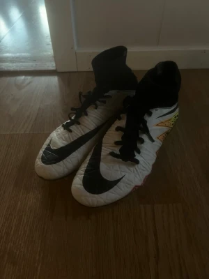 Nike hypervenom  - Säljer ett par vita Nike phantom fotbollsskor. Topp modell (elit modell) i sin era så riktigt bra och slitstarka skor 