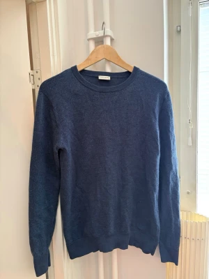 John Henric tröja - Snygg tröja från John Henric i blå färg. ‼️Storlek M men krymt så passar S perfekt!‼️